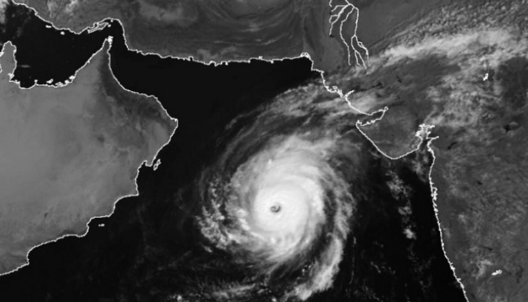 إعصار "كيار" يتحرك وسط بحر العرب يصاحبه سحب ركامية ممطرة