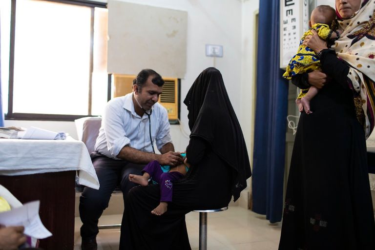 الأمهات ينتظرن فحص أطفالهن في أحد المراكز الصحية