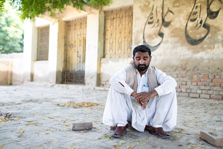 الأمهات ينتظرن فحص أطفالهن في أحد المراكز الصحية