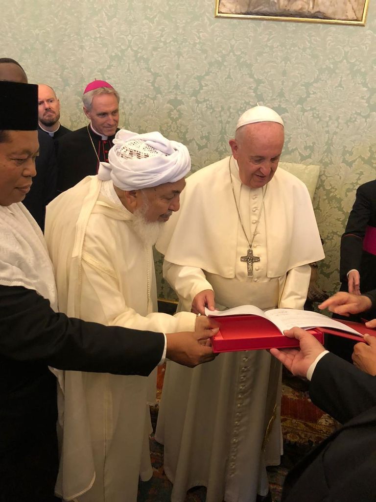 الشيخ عبدالله بن بيّه مع بابا الكنيسة الكاثوليكية