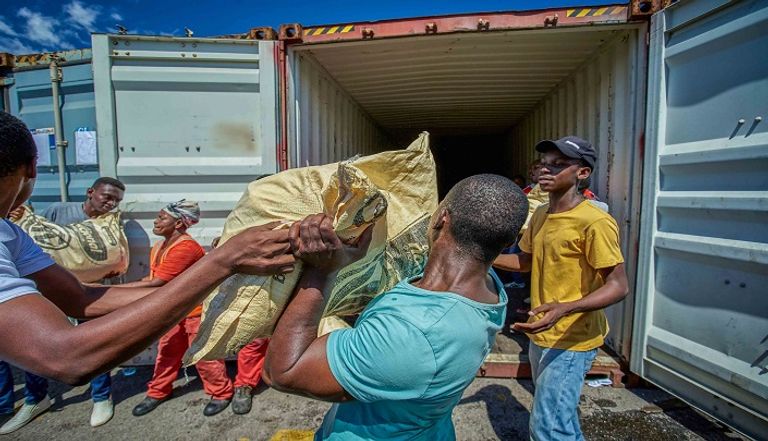 مساعدات غذائية إماراتية لمتضرري إعصار "إيداي" في موزمبيق