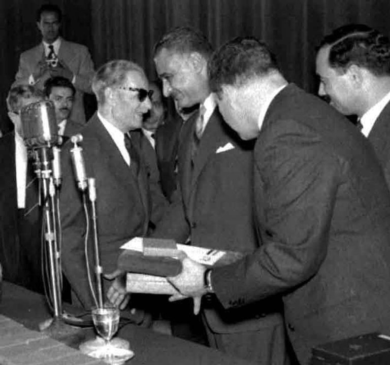 جمال عبد الناصر يقلد طه حسين قلادة النيل العظمى (أرشيف ) طه حسين مع زوجته سوزان