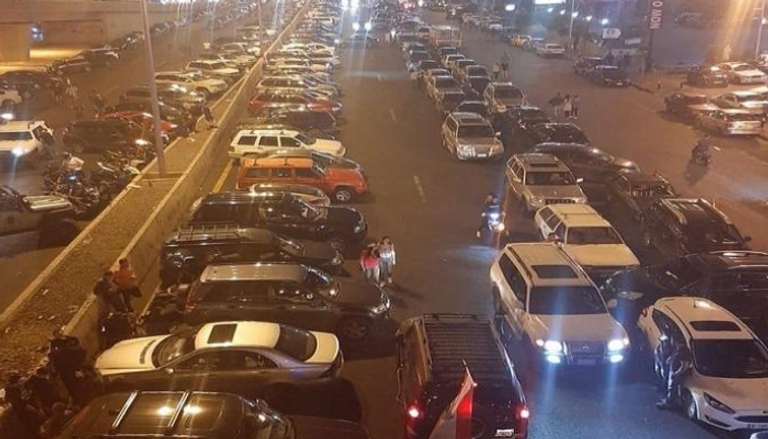 السيارات أغلقت الطرقات في بيروت