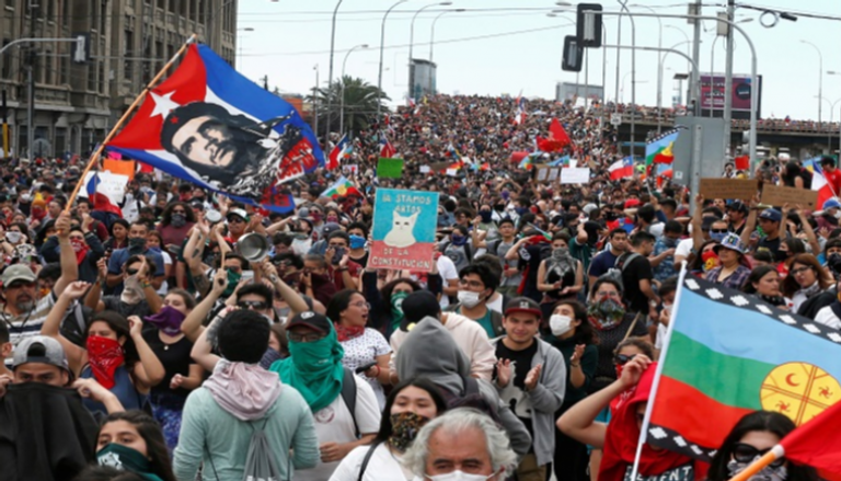 الاحتجاجات تتواصل في تشيلي رغم استجابة الحكومة - رويترز