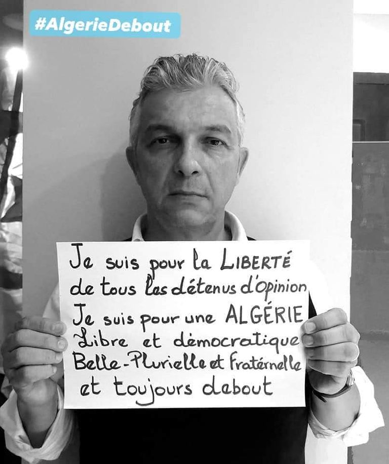 حملة الجزائر واقفة متظاهرون جزائريون يطالبون بإطلاق سراح سجناء الرأي