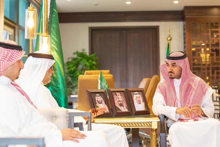 الأمير عبدالعزيز بن تركي الفيصل والشيخ سلمان بن إبراهيم آل خليفة