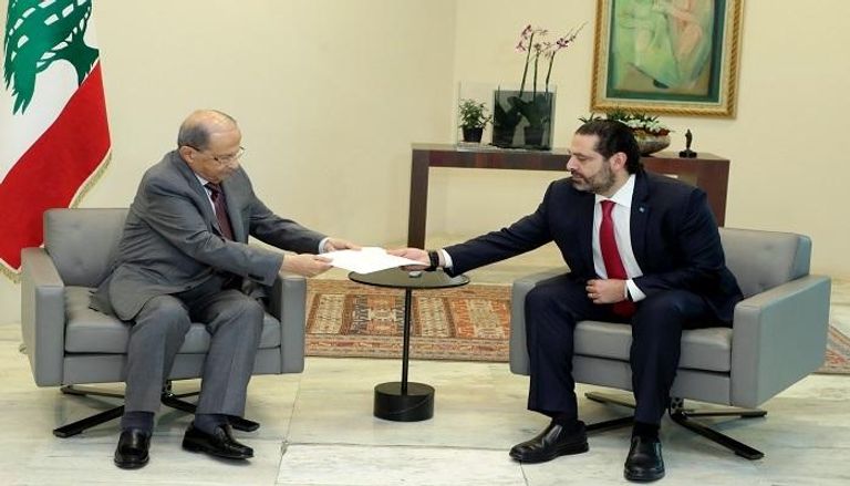 رئيس الوزراء سعد الحريري يسلم خطاب استقالته إلى الرئيس اللبناني ميشال عون - رويترز 
