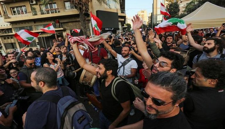 احتفالات المتظاهرين عقب استقالة رئيس الوزراء اللبناني – رويترز 