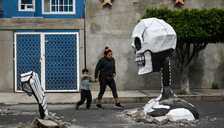 هياكل عظمية عملاقة على الطرق الأسفلتية في شوارع العاصمة المكسيكية