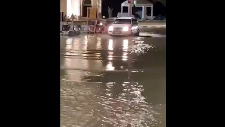 المد البحري يغمر المناطق المنخفضة بالفجيرة أبرزها شاطئ المظلات وقدفع ومربح