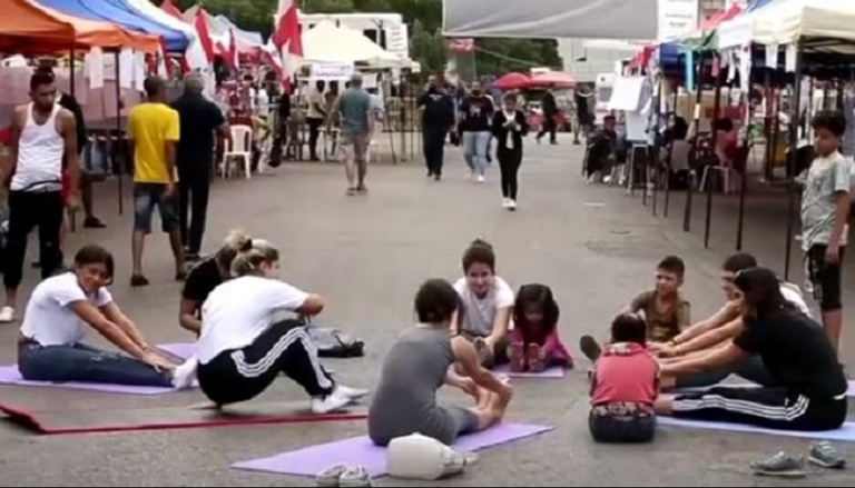 ممارسة اليوجا خلال الاحتجاجات بلبنان