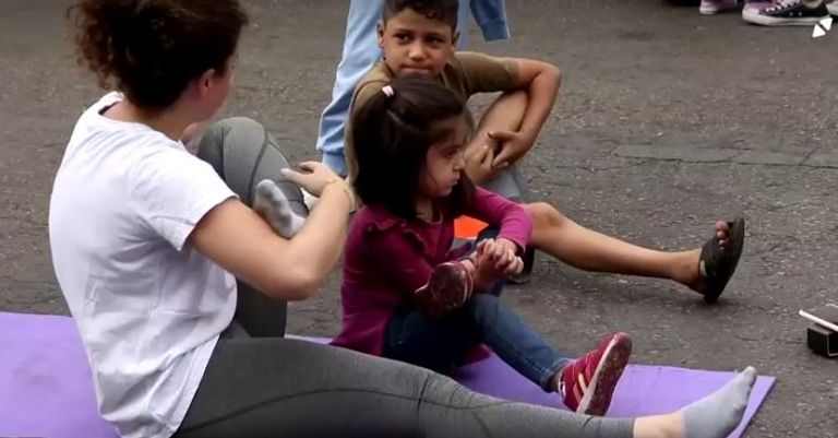 ممارسة اليوجا خلال الاحتجاجات بلبنان