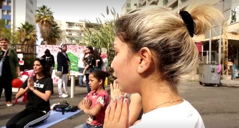 ممارسة اليوجا خلال الاحتجاجات بلبنان