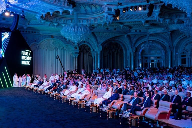 الشيخ عبدالله بن زايد يترأس وفد الإمارات في "مستقبل الاستثمار"