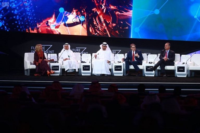 وزير الطاقة السعودي يتحدث وبجواره الدكتور سلطان الجابر