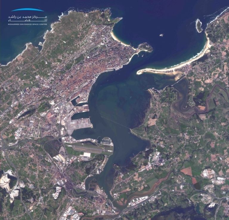 "خليفة سات" أول قمر اصطناعي تم تطويره بأيدٍ إماراتية 100% 