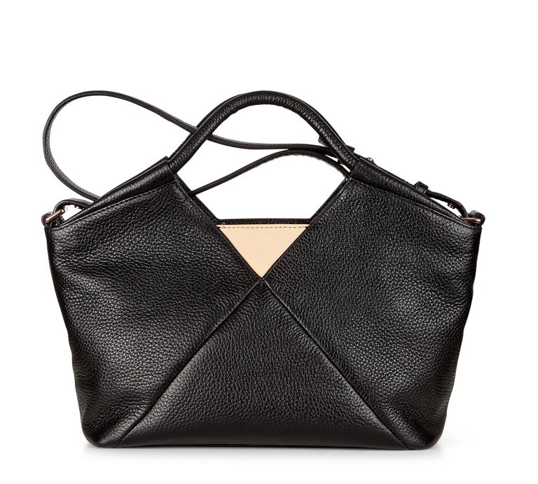 الأبيض أحد الألوان الرائجة بقوة هذا الموسم