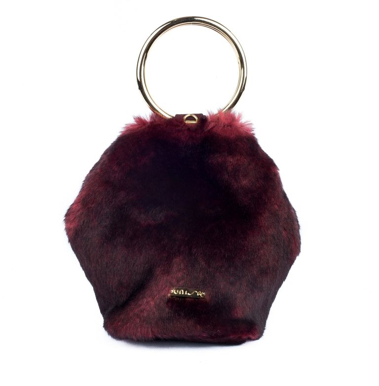 الأبيض أحد الألوان الرائجة بقوة هذا الموسم