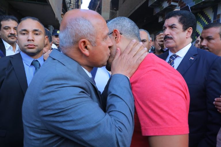 وزير النقل المصري يقدم التعازي لأسرة ضحية "واقعة التذكرة"