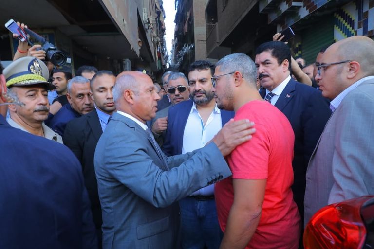 وزير النقل المصري يقدم التعازي لأسرة ضحية "واقعة التذكرة"