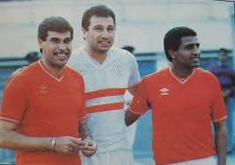 محمود الخطيب يتوسط حسن شحاتة وفاروق جعفر