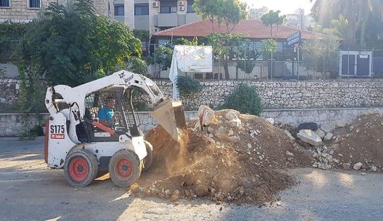 محتجون استقدموا جرافة لإزالة الحواجز- الوكالة الوطنية للإعلام