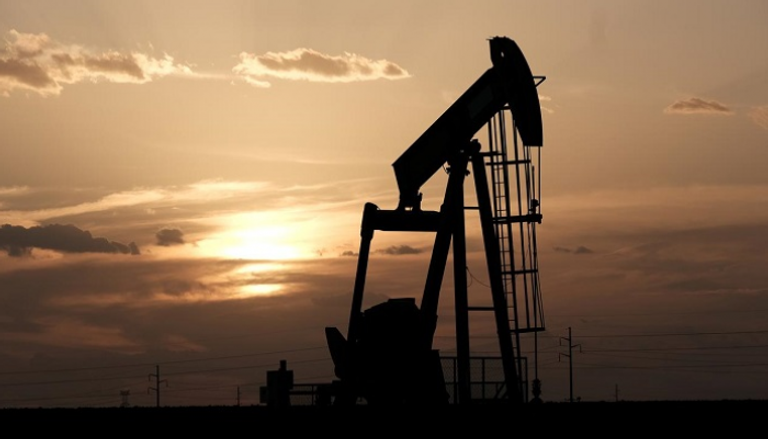 النفط يهبط ومخاوف التجارة تطغى على تراجع المخزونات