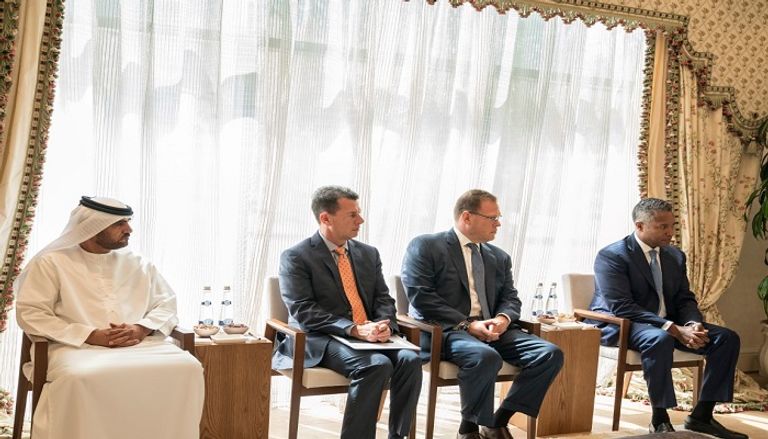 الشيخ محمد بن زايد آل نهيان خلال لقاء الدكتور توماس كينيدي
