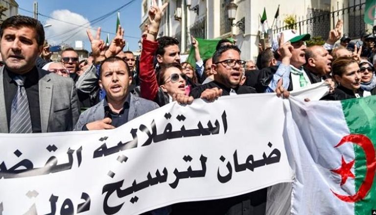 مسيرة لقضاة ومحامين في الجزائر تدعو إلى استقلالية العدالة