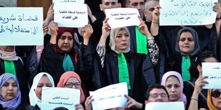 إضراب قضاة الجزائر مسيرة لقضاة ومحامين في الجزائر تدعو إلى استقلالية العدالة