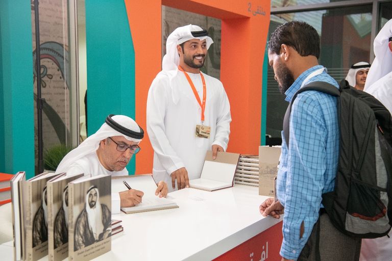 خلال توقيع الكتاب