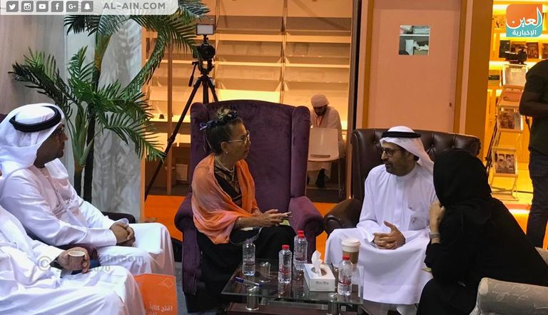 الدكتور علي النعيمي يوقع على كتابه