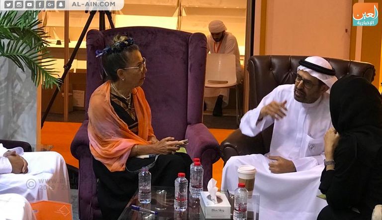 الدكتور علي النعيمي يوقع على كتابه