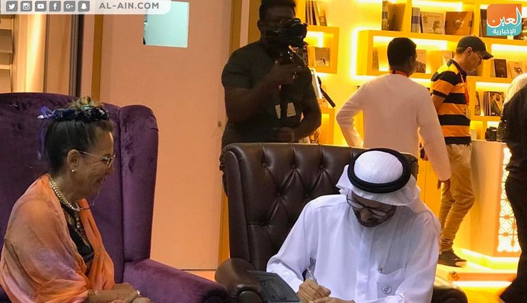 الدكتور علي النعيمي يوقع على كتابه