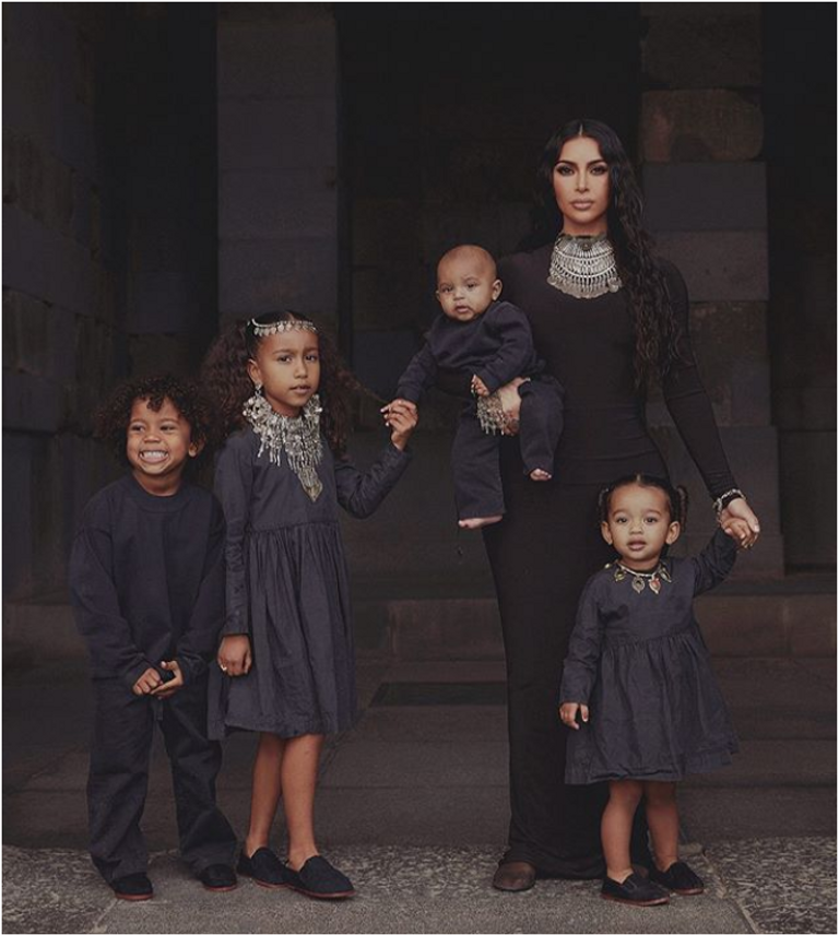 كيم كاردشيان وشقيقتها كورتني