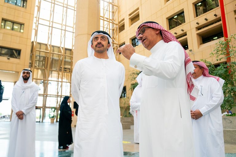 عبدالله بن زايد يزور جامعة الملك سعود ومعهد الدراسات في الرياض