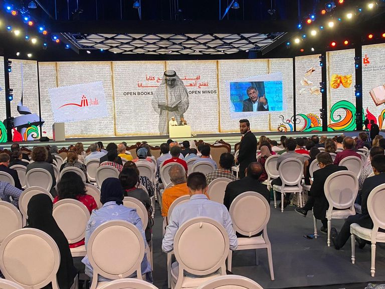 أورهان باموق خلال الجسة الحوارية في إكسبو الشارقة