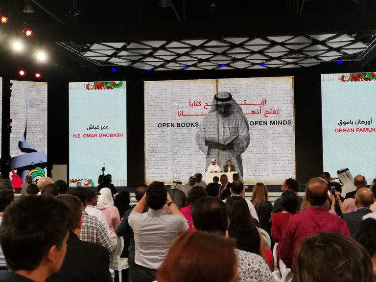 أورهان باموق خلال الجسة الحوارية في إكسبو الشارقة