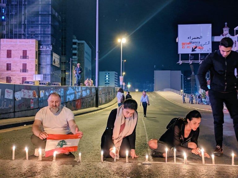 قوات الأمن اللبنانية تحاول فتح الطرق بالقوة