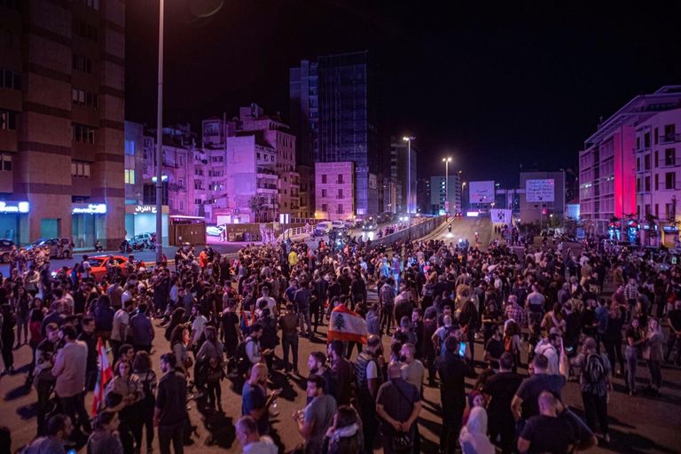 قوات الأمن اللبنانية تحاول فتح الطرق بالقوة