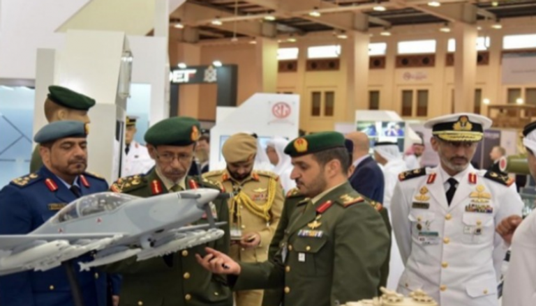 رئيس أركان القوات المسلحة الإماراتية خلال جولته بالمعرض