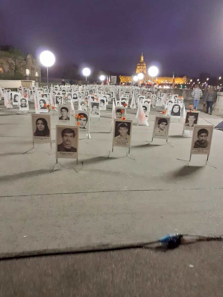 جانب من المعرض الذي أقيم في باريس لفضح جرائم النظام الإيراني