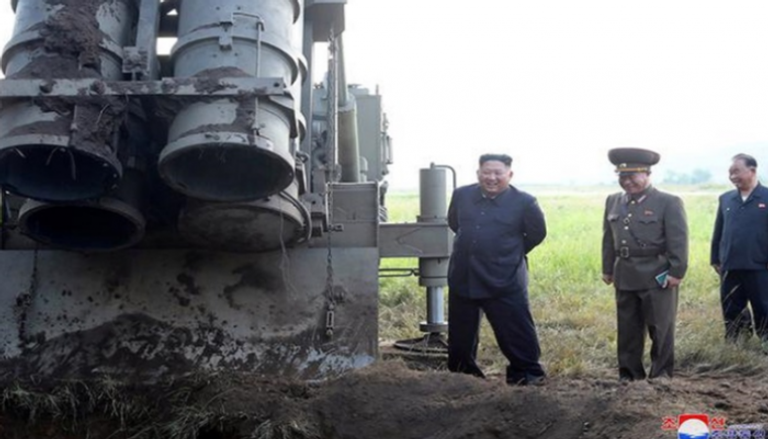 زعيم كوريا الشمالية بجوار قاعدة لإطلاق الصواريخ - رويترز