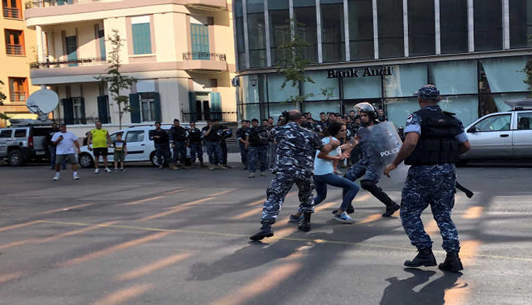 قوات الأمن اللبنانية تحاول فتح الطرق بالقوة