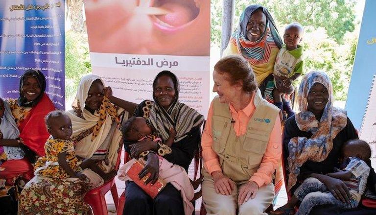 هنريتا فور مع مجموعة من الأمهات السودانيات