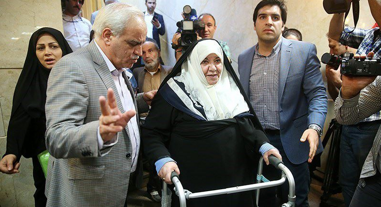 طالقاني خلال إحدى مرات تقدمها بأوراق ترشحها للرئاسة الإيرانية -أرشيفية