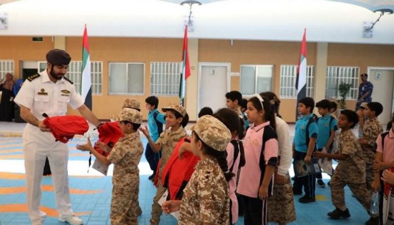 جانب من زيارة وفد القوات المسلحة الإماراتية لمدارس رأس الخيمة