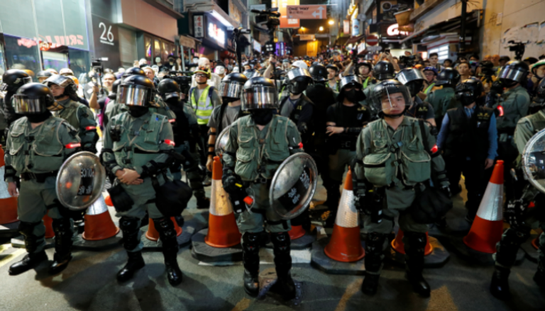 الشرطة توجه المتظاهرين في هونج كونج 