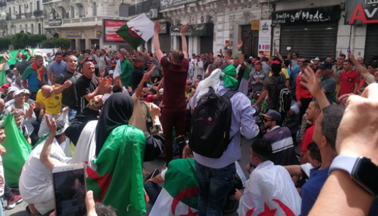 آلاف الجزائريين يحتشدون بالعاصمة 