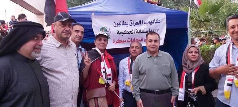 الدكتورة لقاء الطائي خلال وجودها في المظاهرات